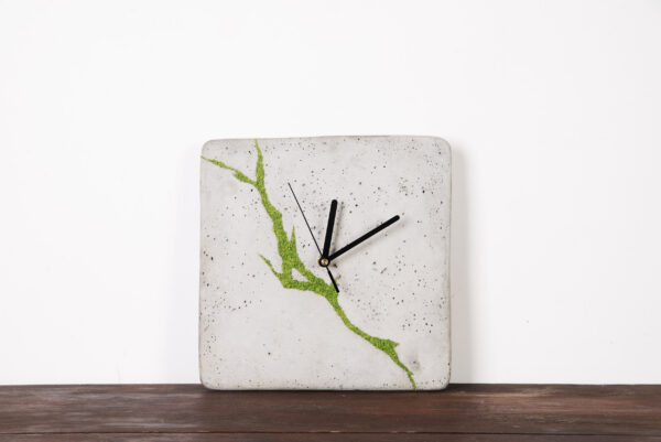 Kwadratowy betonowy zegar ścienny z chrobotkiem reniferowym - jasny