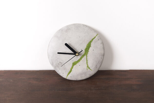 Mały okrągły betonowy zegar ścienny z chrobotkiem reniferowym - jasny