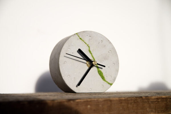 Okrągły betonowy zegar stołowy z chrobotkiem reniferowym - jasny