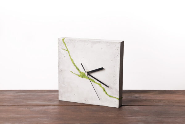 Kwadratowy betonowy zegar stołowy/ścienny z chrobotkiem reniferowym - jasny