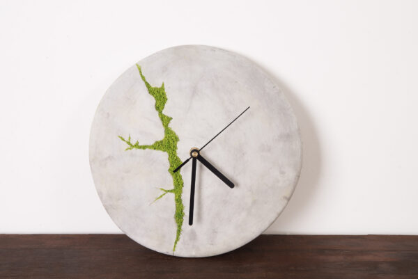 Okrągły betonowy zegar ścienny z chrobotkiem reniferowym - jasny