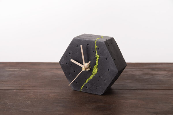 Sześciokątny betonowy zegar stołowy z chrobotkiem reniferowym - ciemny