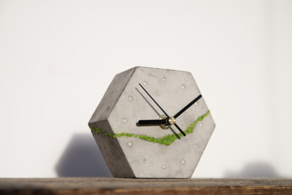 Sześciokątny betonowy zegar stołowy z chrobotkiem reniferowym - jasny