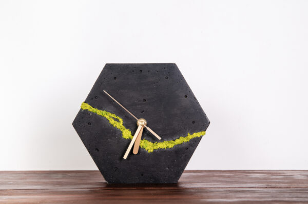 Sześciokątny betonowy zegar stołowy/ścienny z chrobotkiem reniferowym – ciemny