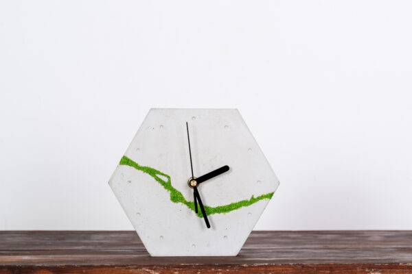 Sześciokątny betonowy zegar stołowy/ścienny z chrobotkiem reniferowym – jasny