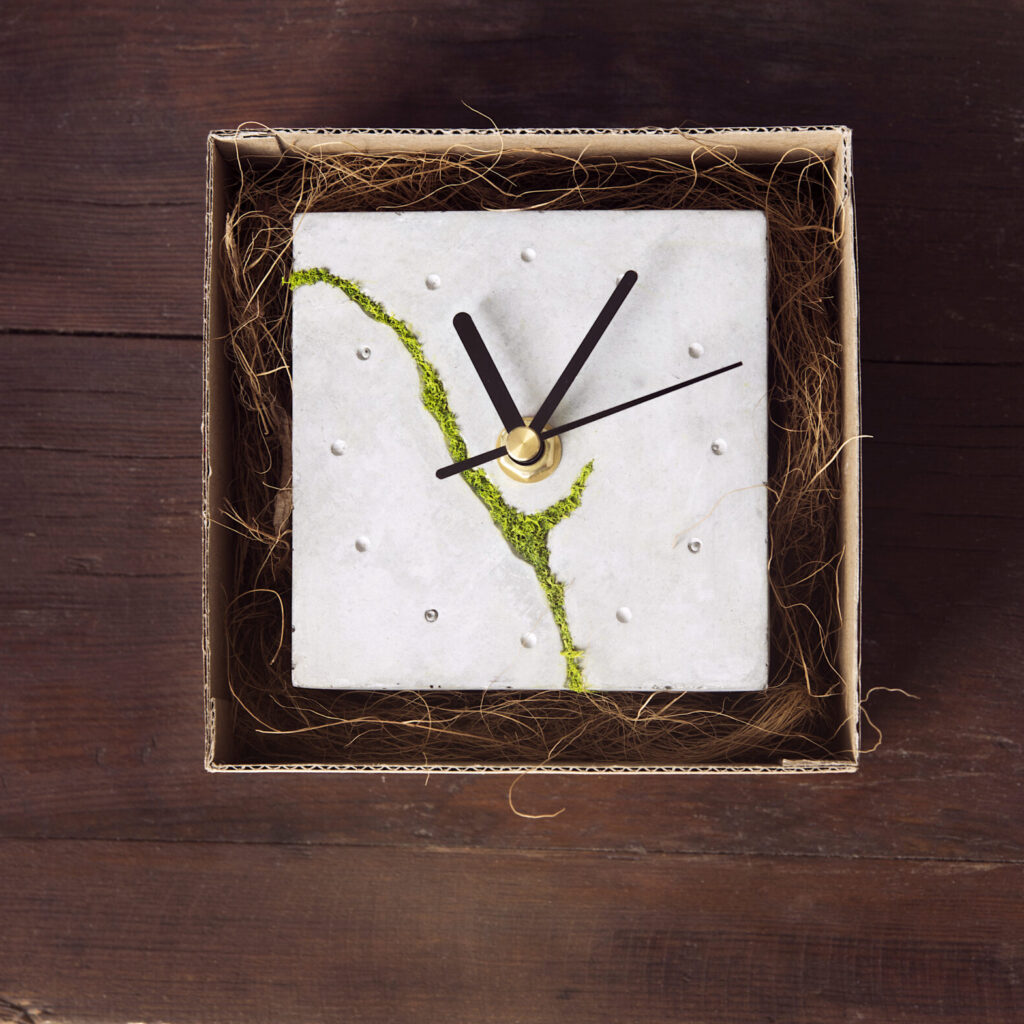 Ręcznie zrobiony betonowy zegar z chrobotkiem jako prezent biznesowy