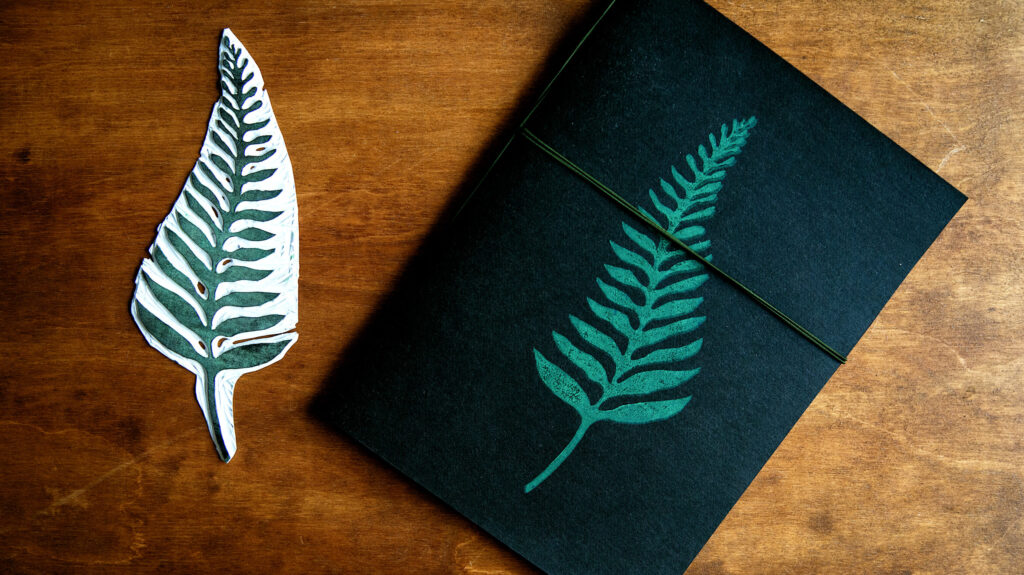 Notes z roślinną grafiką zrobioną na warsztatach linorytu w Warszawie