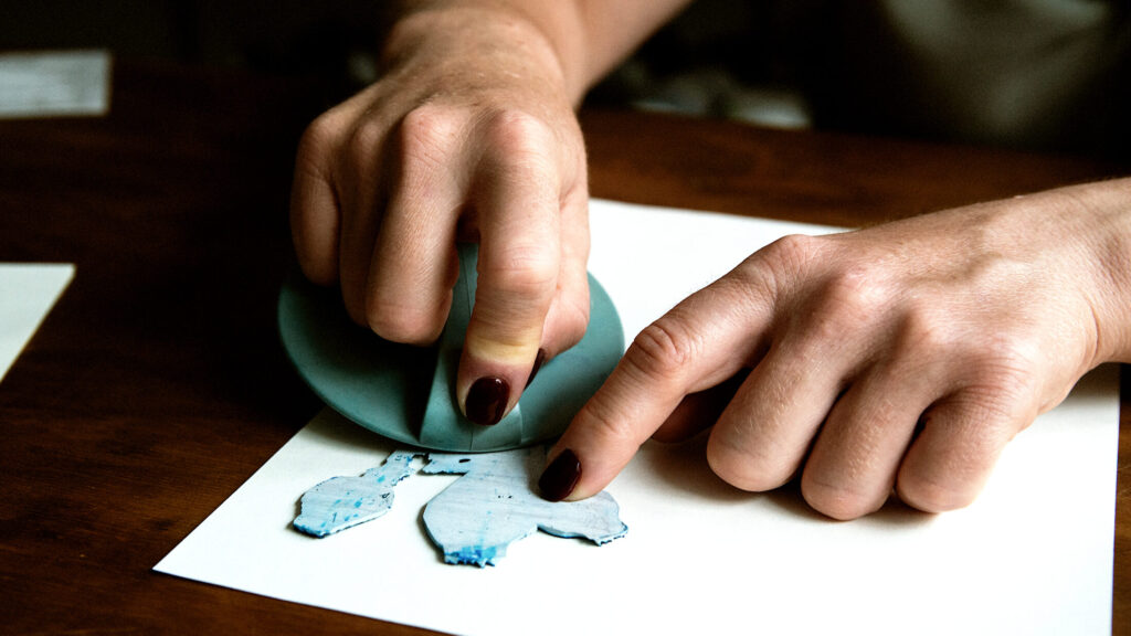 Warsztaty linorytu - odbijanie roślinnego wzoru