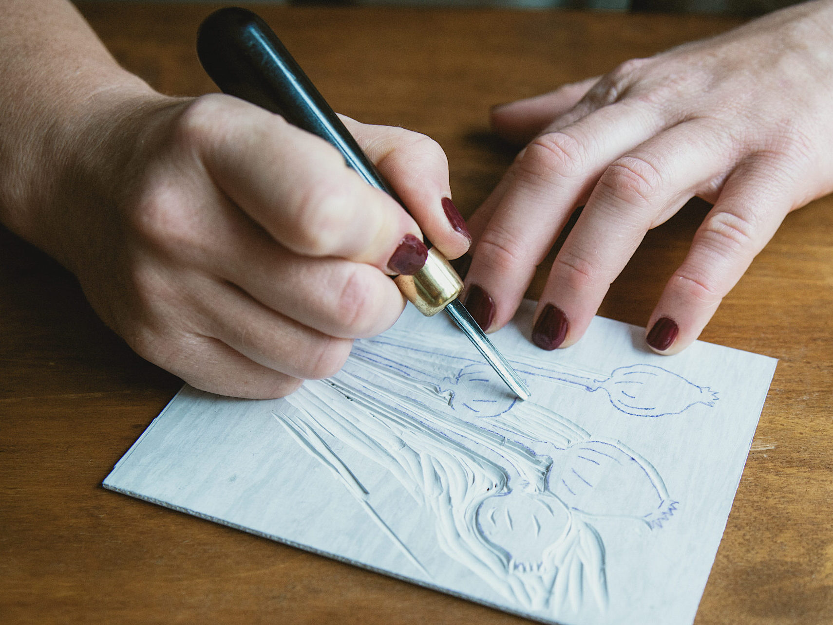 Wycinanie wzoru roślinnego na warsztatachlinorytu