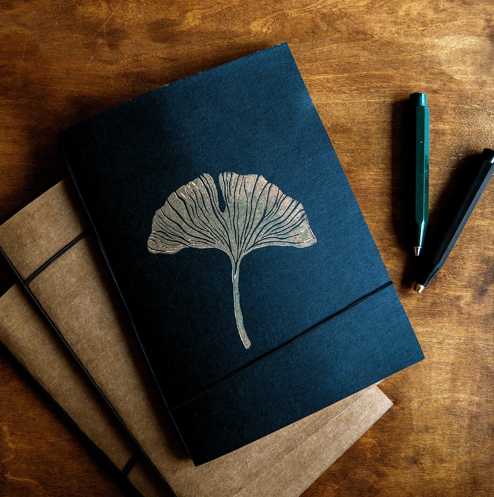 Notes z okładką z washpapy ozdobiony grafiką z linorytu