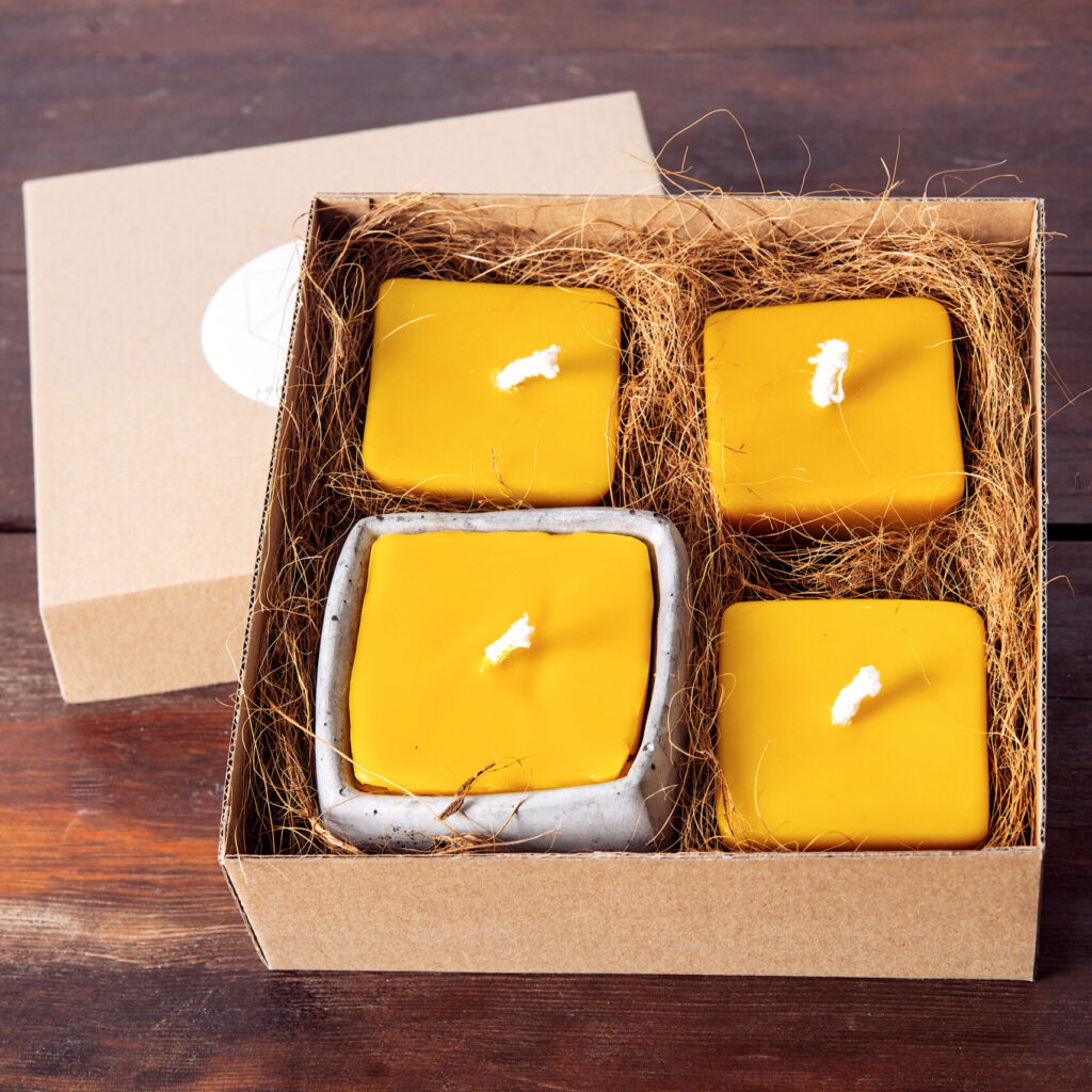 świece z wosku w betonowych naczyniach - prezent firmowy