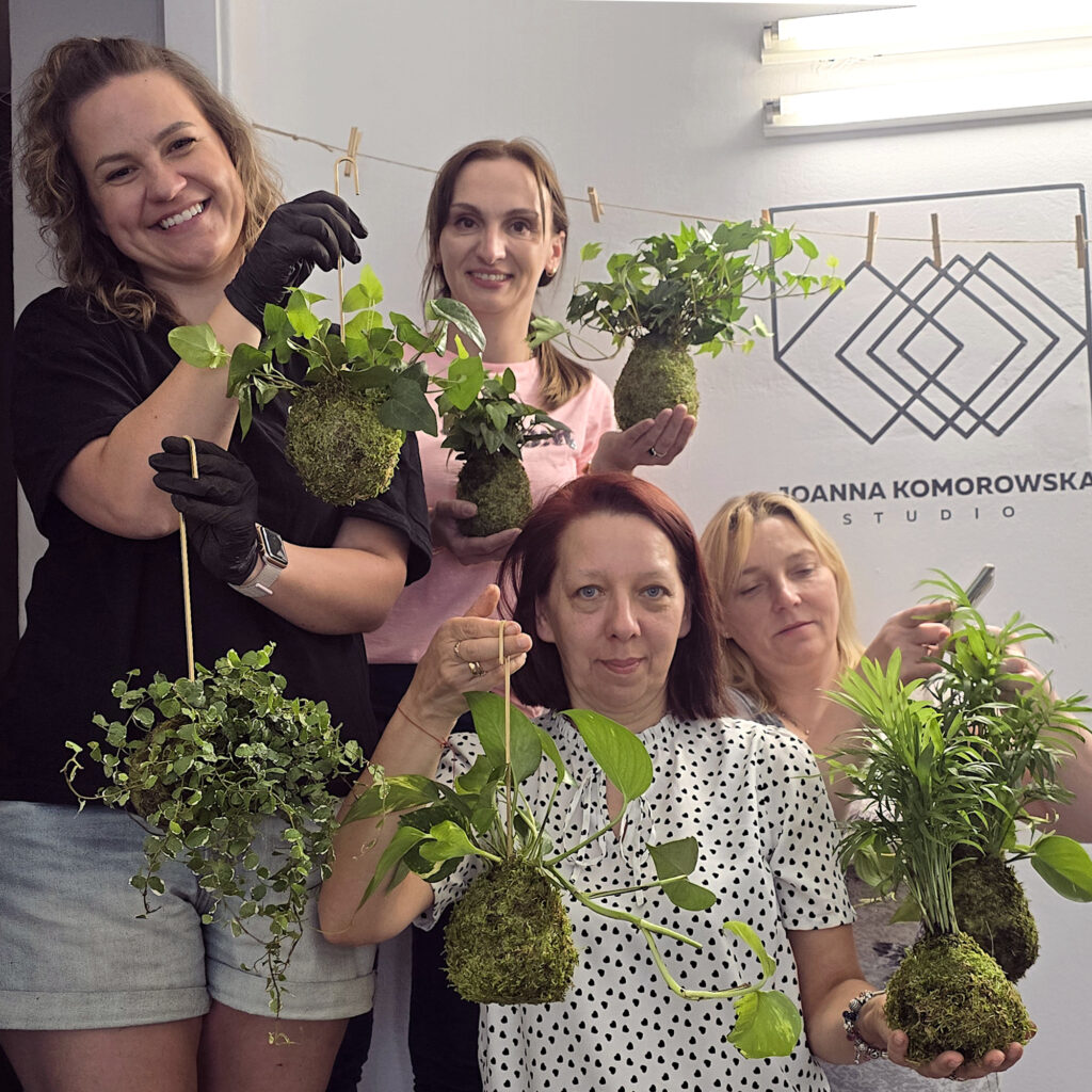 wrasztaty tworzenia kokedamy dla firm - uczestniczki z gotowymi pracami