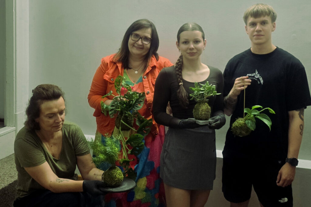 Uczestnicy warsztatów kokedamy z gotowymi pracami