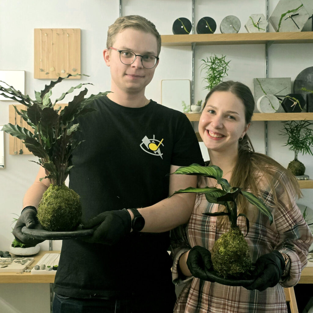 Uczestnicy warsztatów kokedamy w Warszawie z gotowymi pracami