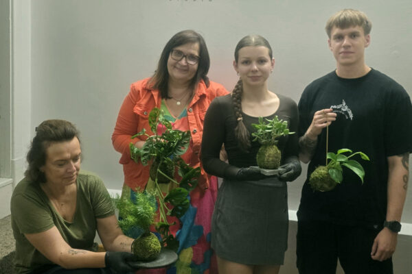 Uczestnicy warsztatów kokedama