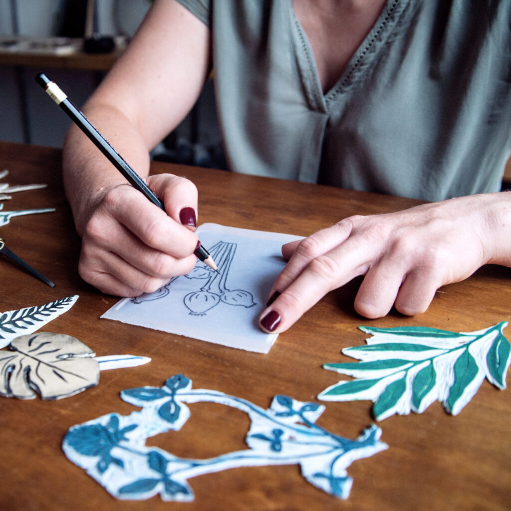 Warsztaty artystyczne dla firm - wycinanie matrycy