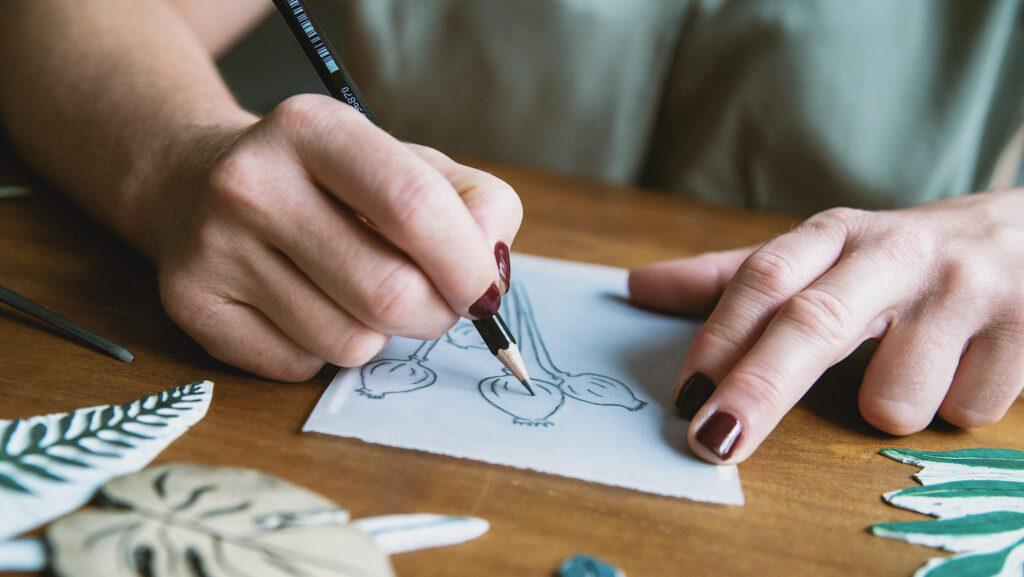 Przygotowywanie wzoru roślinnego do wycięcia w linoleum