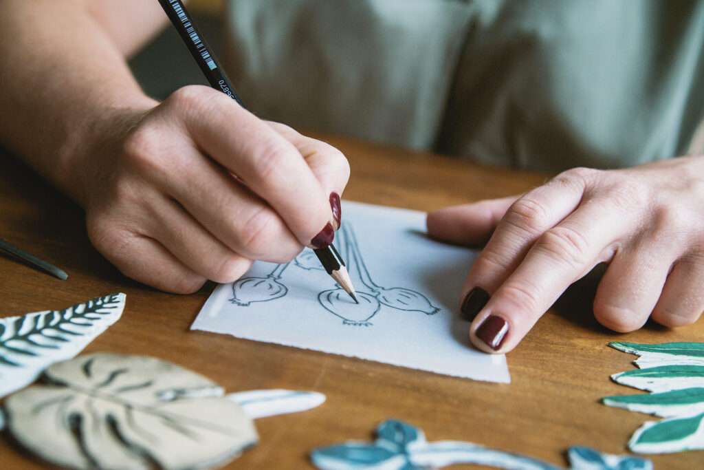 Przygotowywanie wzoru roślinnego do wycięcia w linoleum