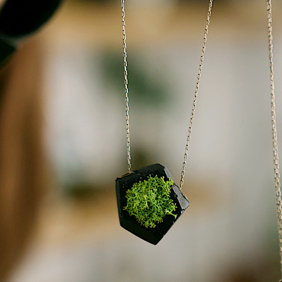 Geometryczny wisior z betonu z mchem chrobotkiem - oryginalna biżuteria