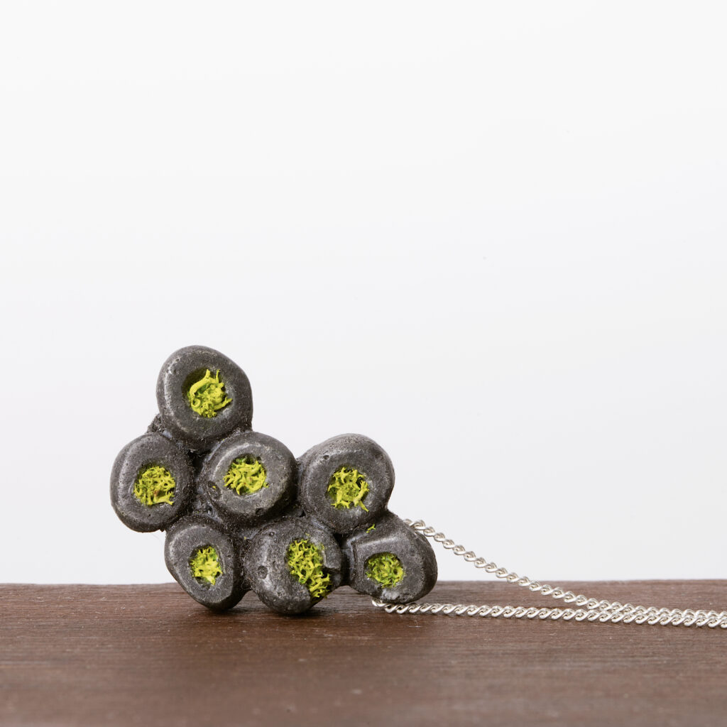 Ręcznie robiona biżuteria - autorski naszyjnik z betonu z mchem o organicznej formie