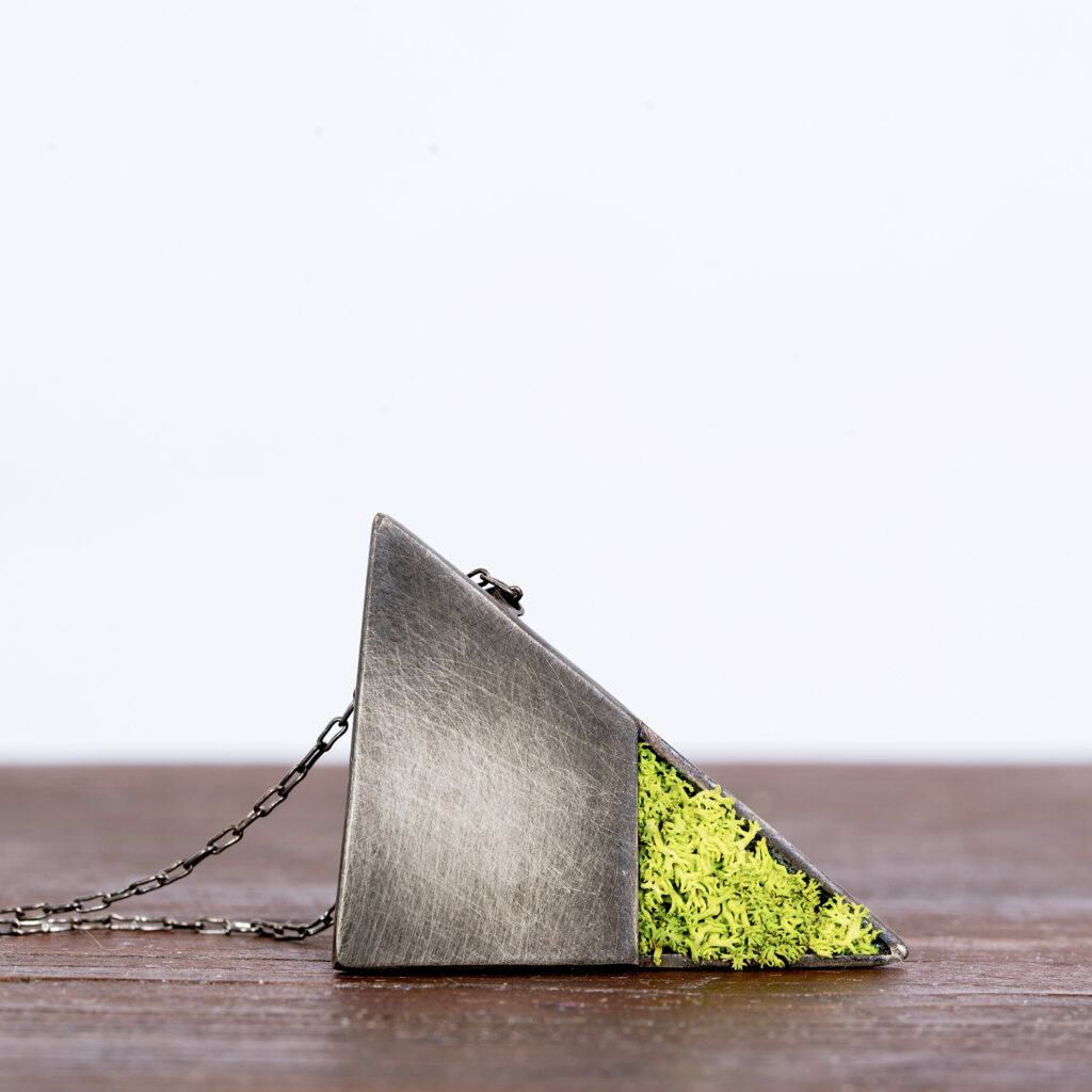 Ręcznie zrobiony srebrny naszyjnik - geometryczna forma z delikatnym mchem chrobotkiem