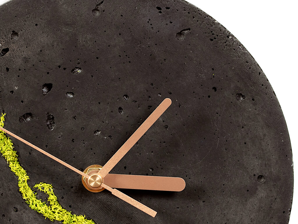 Zegar z barwionego betonu architektonicznego z chrobotkiem reniferowym