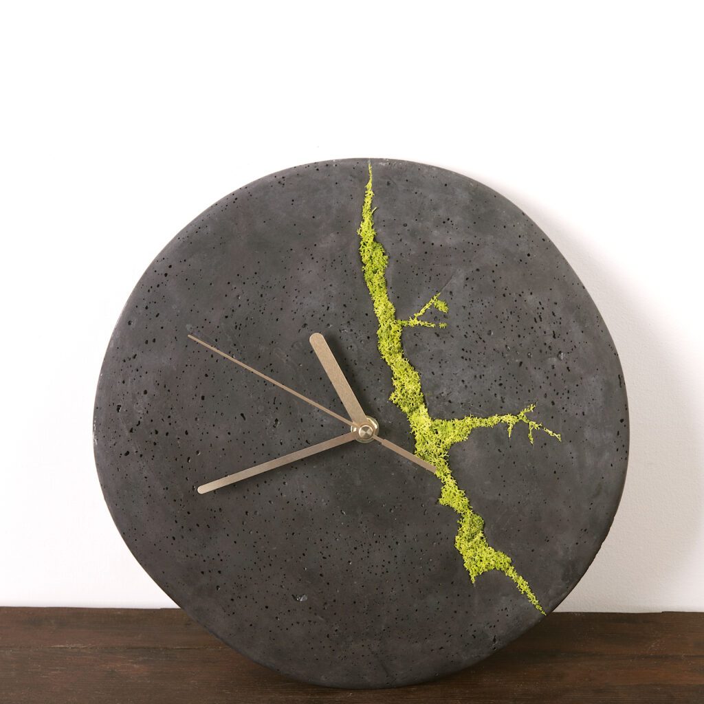 Oryginalny zegar ścienny z barwionego betonu z mchem chrobotkiem