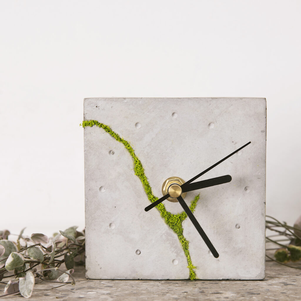Betonowy zegar stołowy z chrobotkiem reniferowym - unikalne rękodzieło