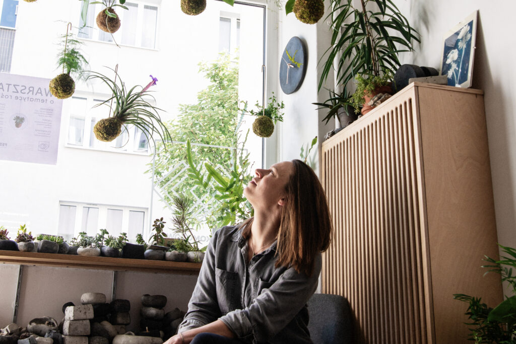 Pracownia rękodzieła w Warszawie – biżuteria, zegary, kokedama, kusamono, warsztaty