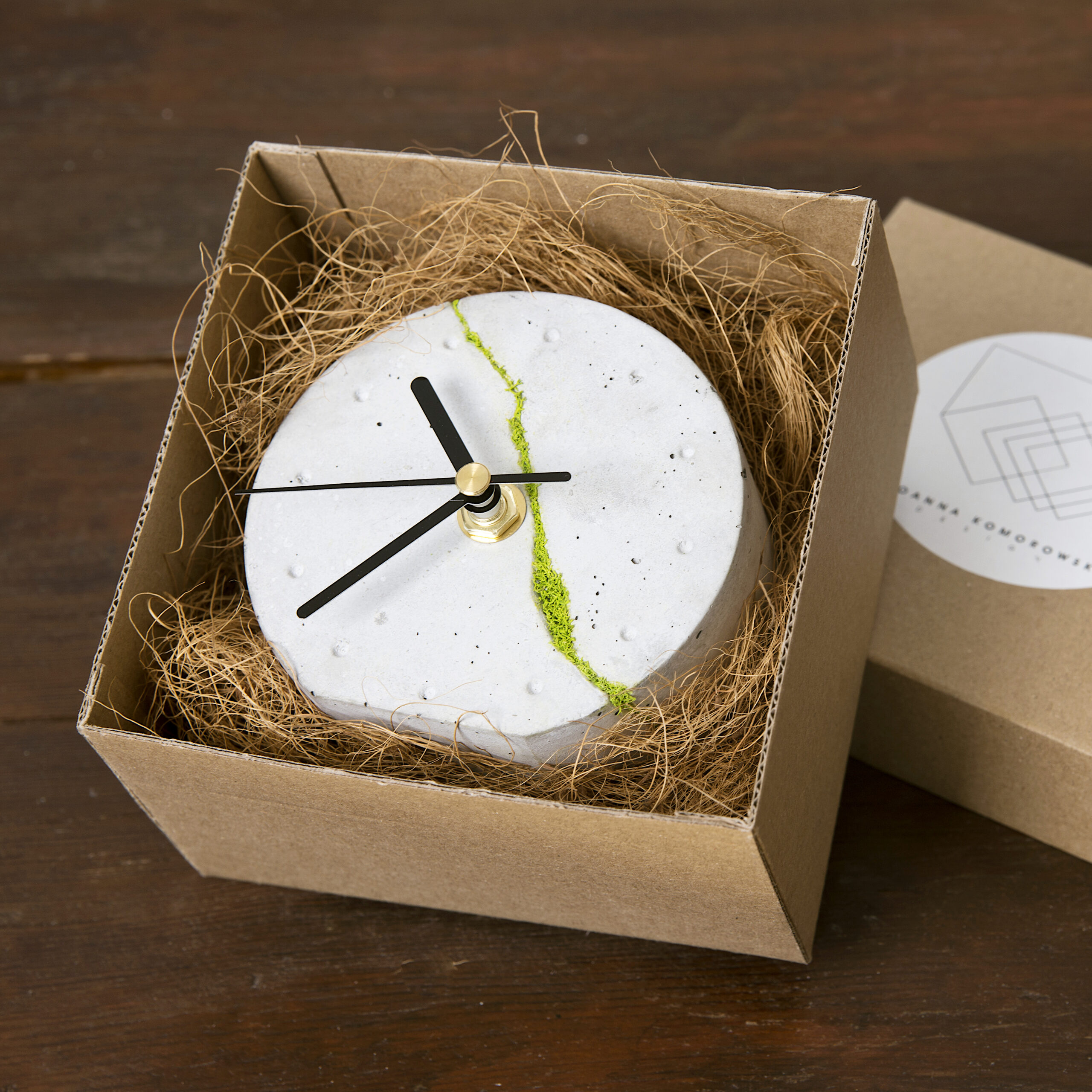 Ręcznie robione prezenty firmowe - dla współpracowników i klientów - betonowy zegar z chrobotkiem