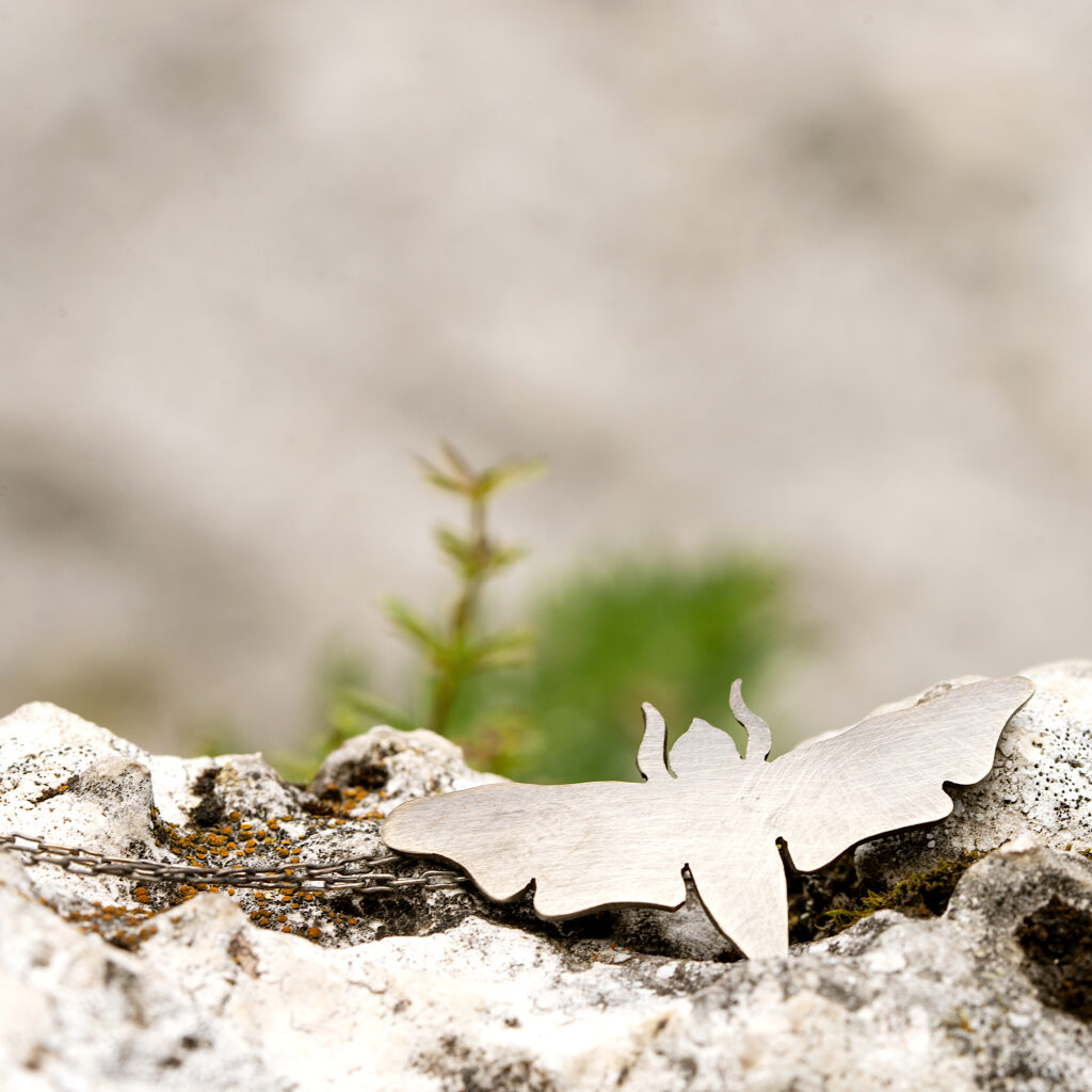 Unikalny naszyjnik handmade z mosiądzu - ćma na łańcuszku