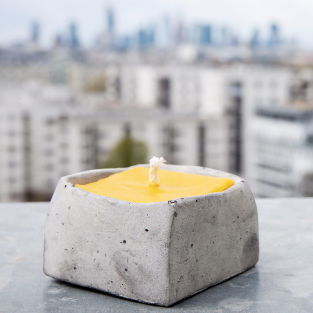 Świeca z naturalnego wosku pszczelego w geometrycznym, betonowym naczyniu
