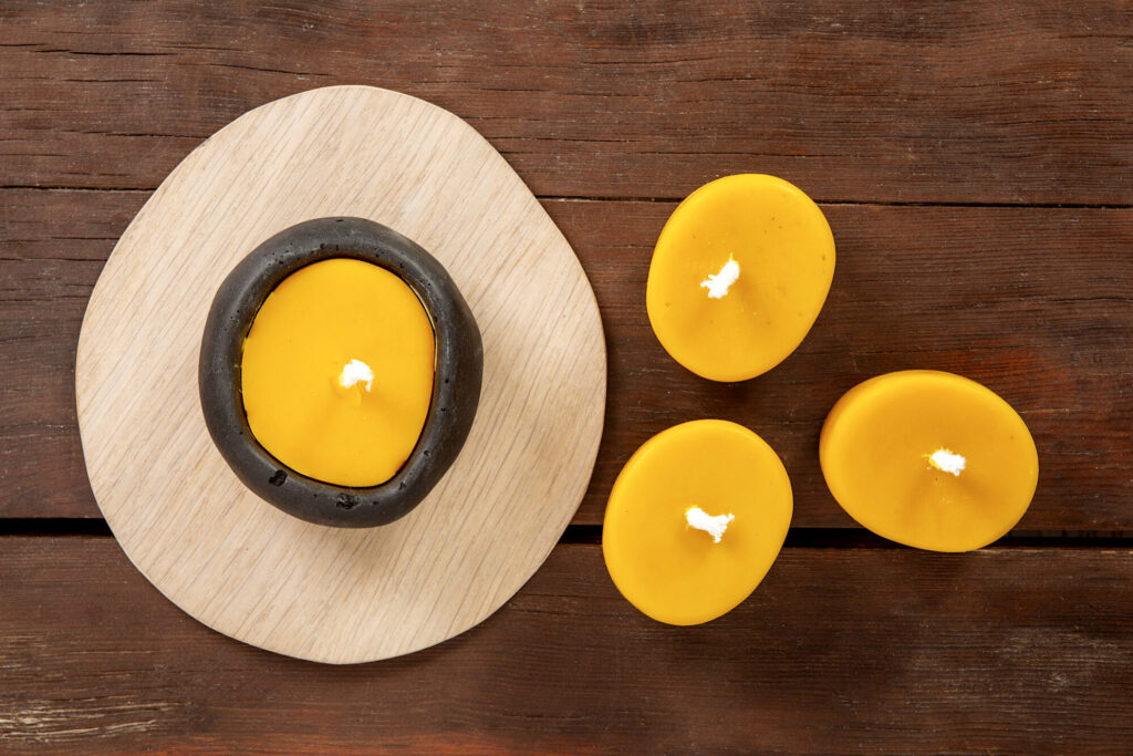 Świeczka z wosku pszczelego w betonowym naczyniu