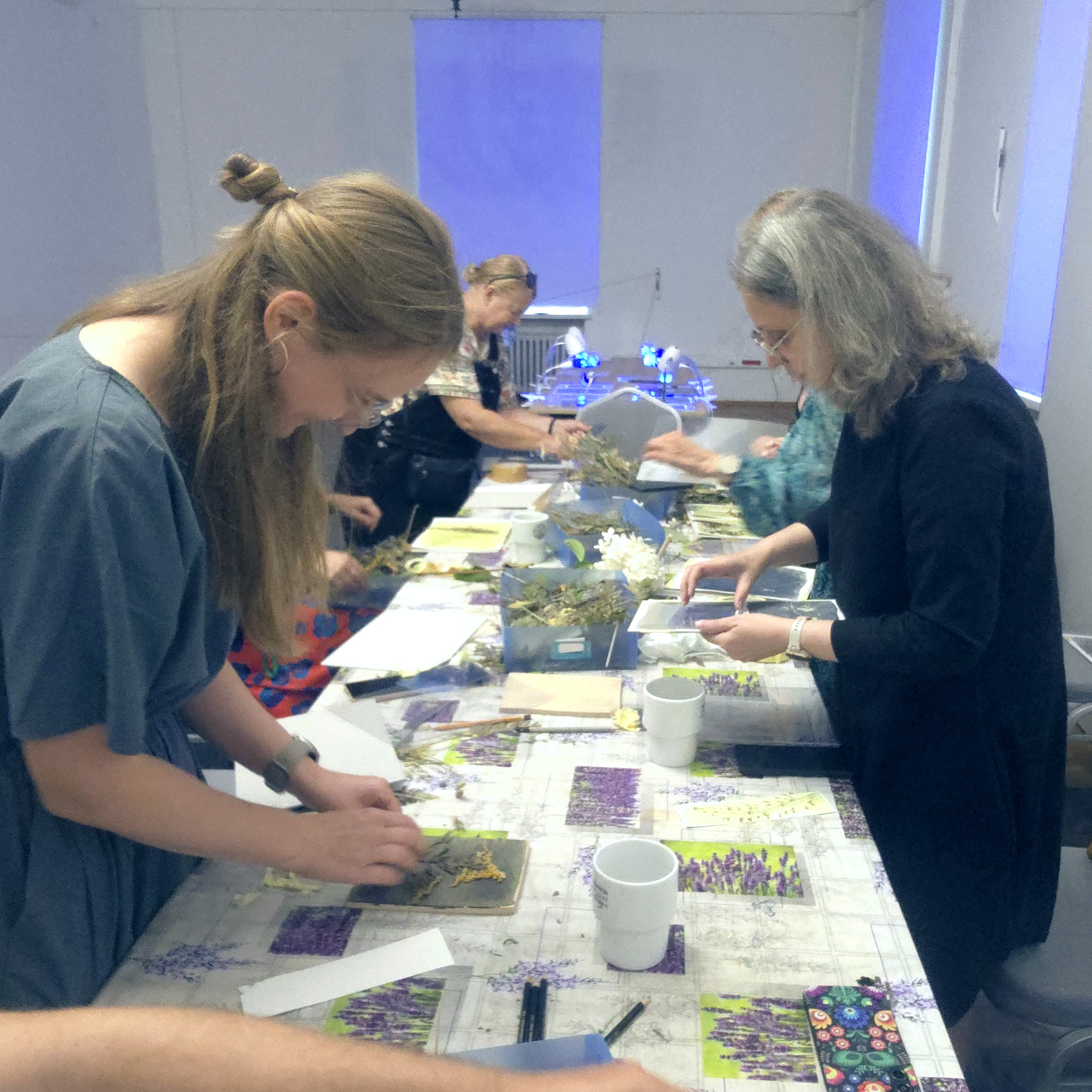 Uczestnicy warsztatów cyjanotypii w trakcie tworzenia