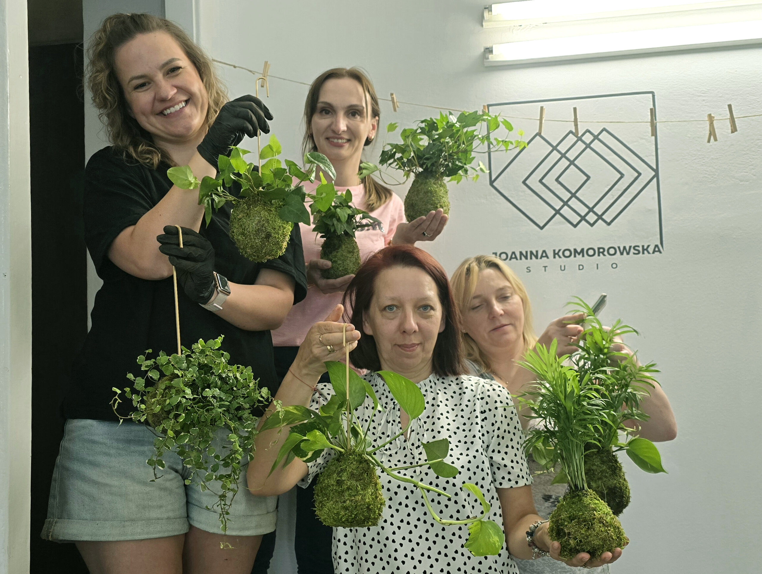 Warsztaty kokedamy w Warszawie - uczestnicy z gotowymi pracami