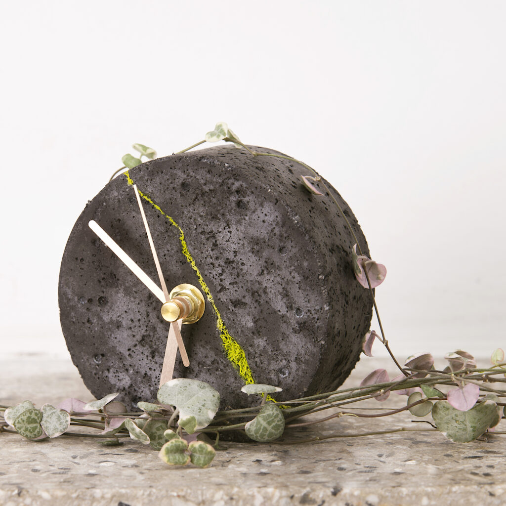 Ręcznie robione dekoracje wnętrz - niewielki zegar stołowy z barwionego betonu