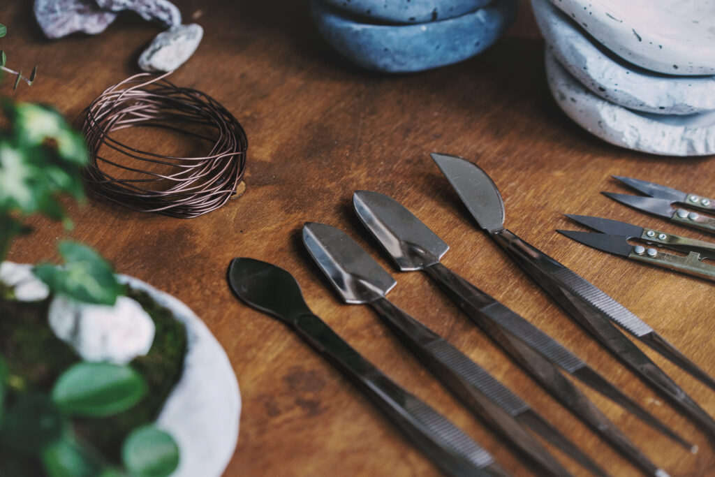 Zestaw narzędzi przygotowany do warsztatów kusamono.