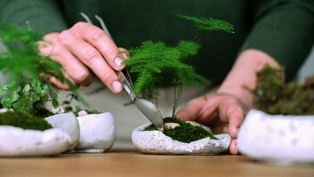 Dopracowywanie detali kusamono przy pomocy specjalnych narzędzi