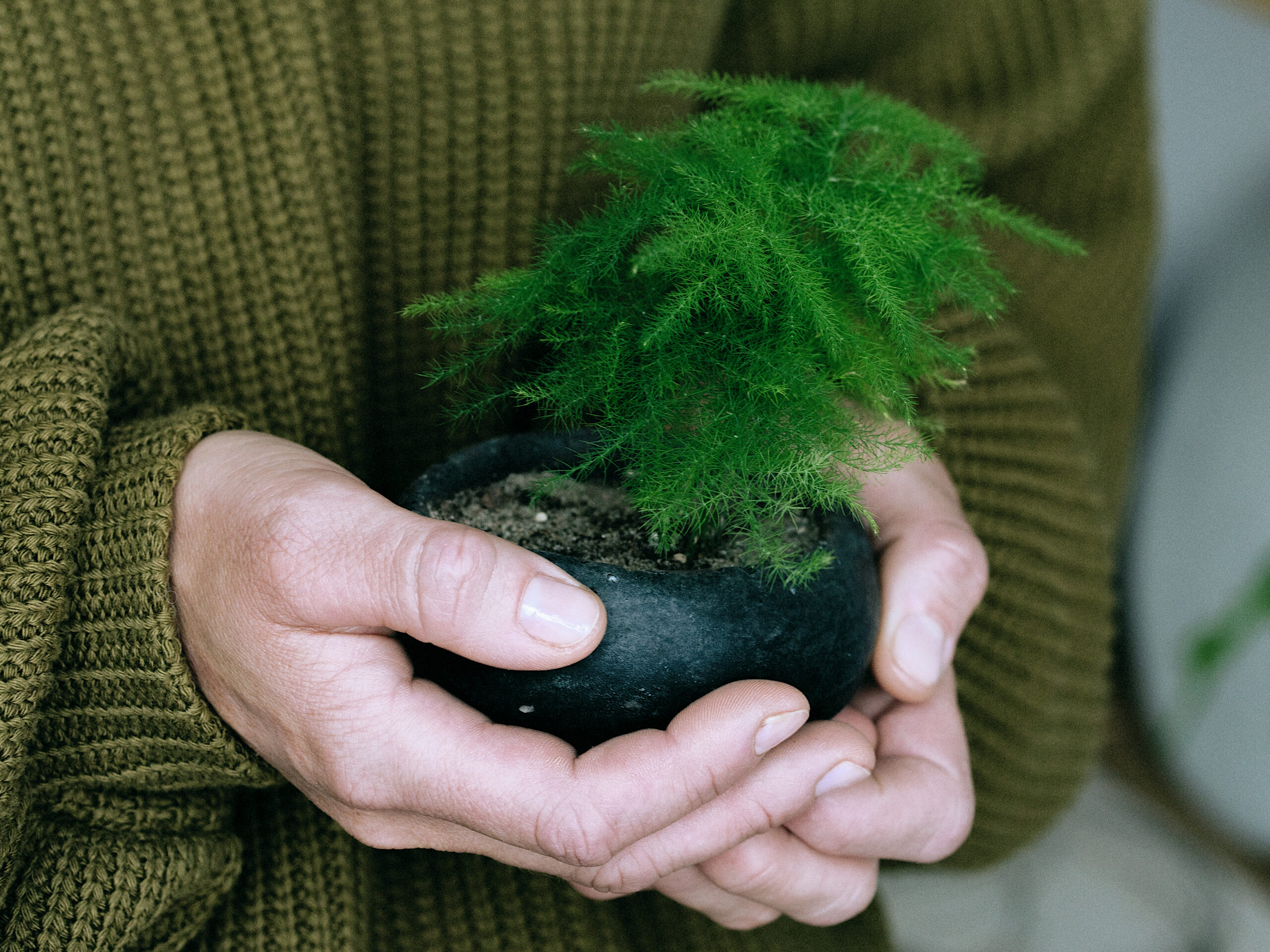 Uczestniczka warsztatów z własnoręcznie stworzonym kusamono