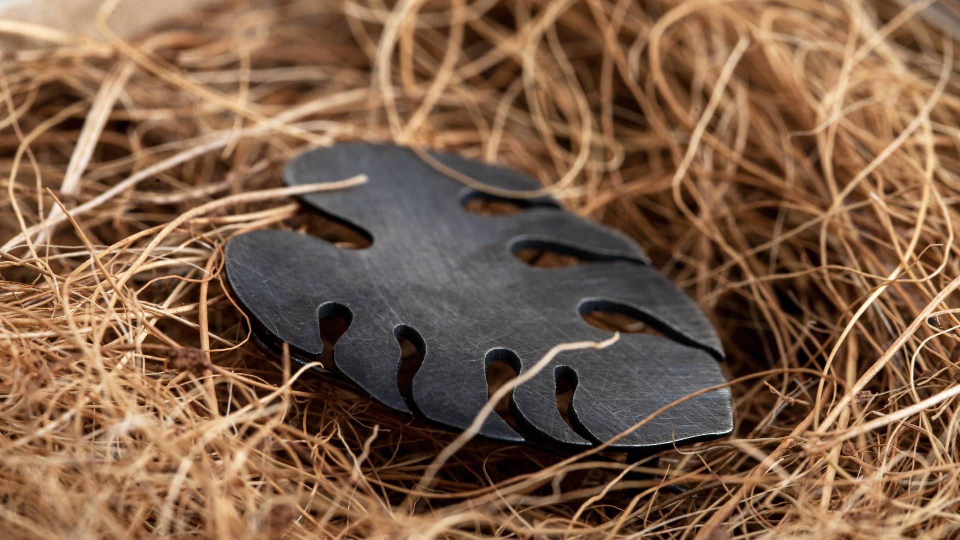 Ręcznie wykonana biżuteria- broszka z liściem monstery